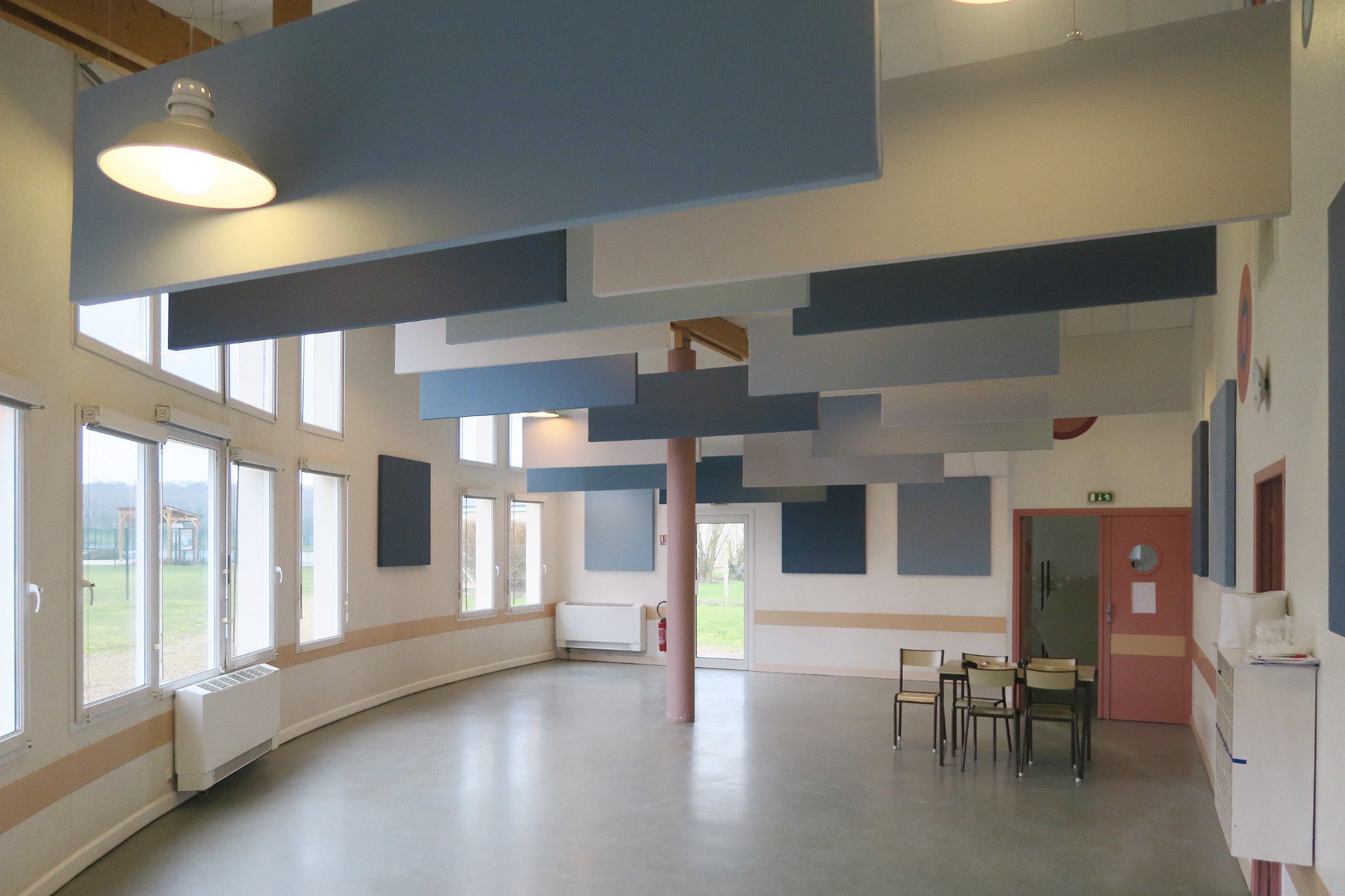 Baffles acoustiques bleus suspendus dans un espace intérieur