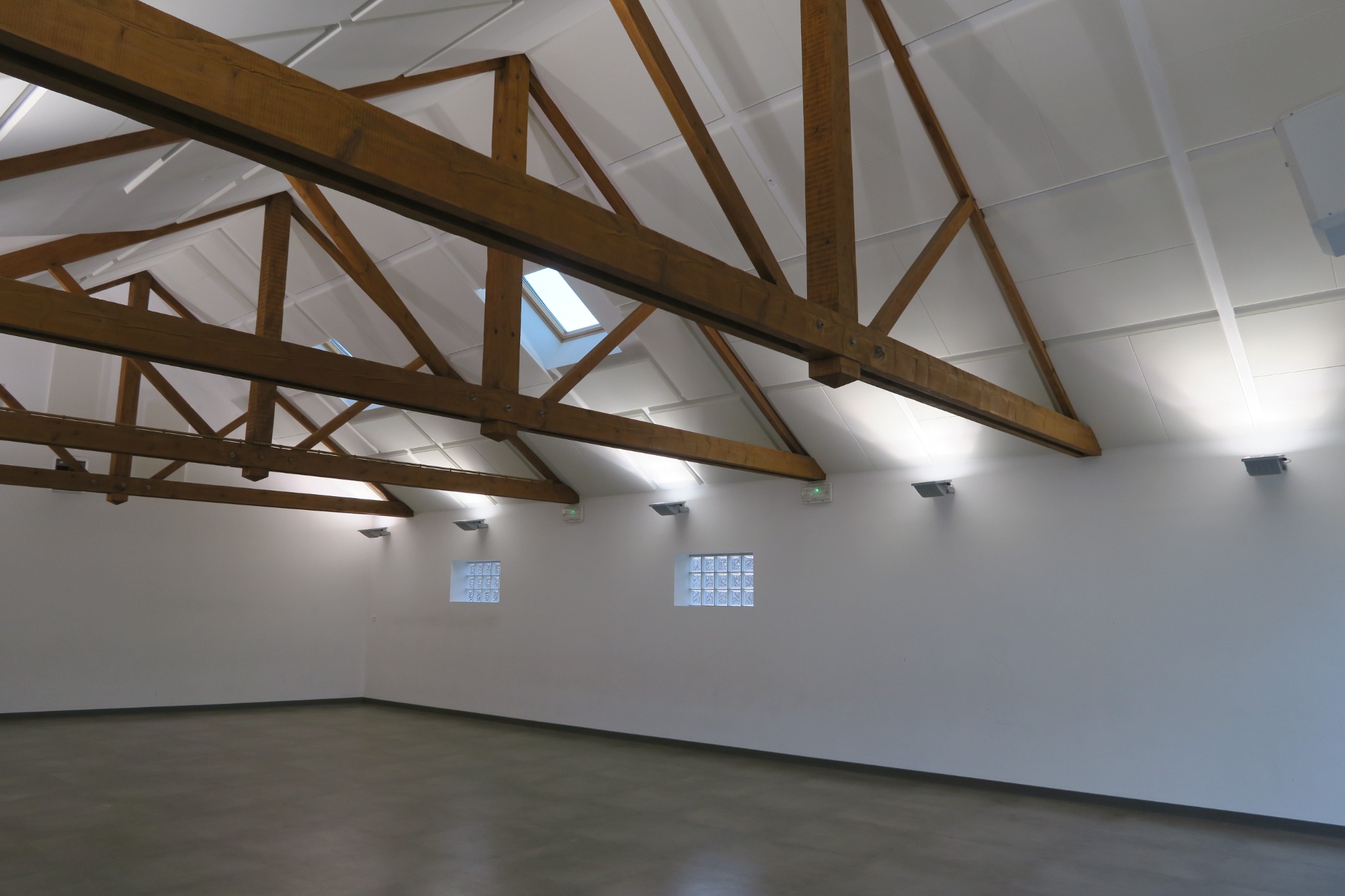 Traitement acoustique sous une charpente en bois apparent