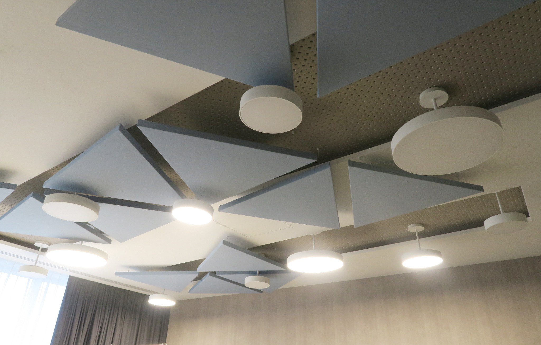 Détail des panneaux acoustiques et luminaires de l’hôtel Hampton à Clichy