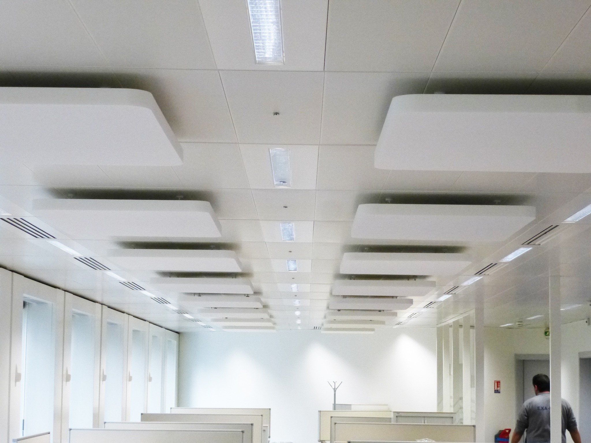 Panneaux acoustiques blancs intégrés au plafond de bureaux
