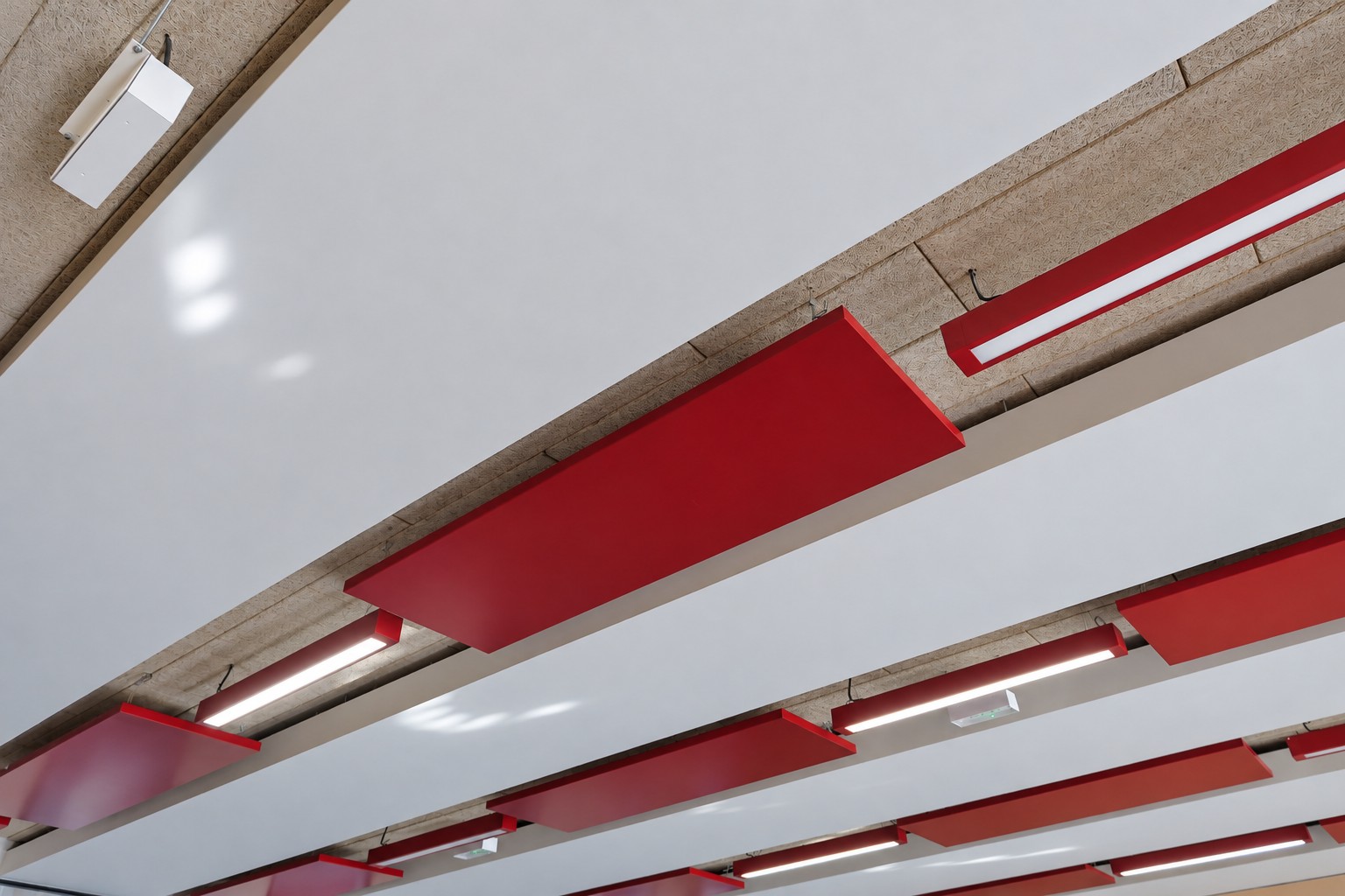 Faux-plafonds blancs et rouges de l’hôtel de ville de Bezons