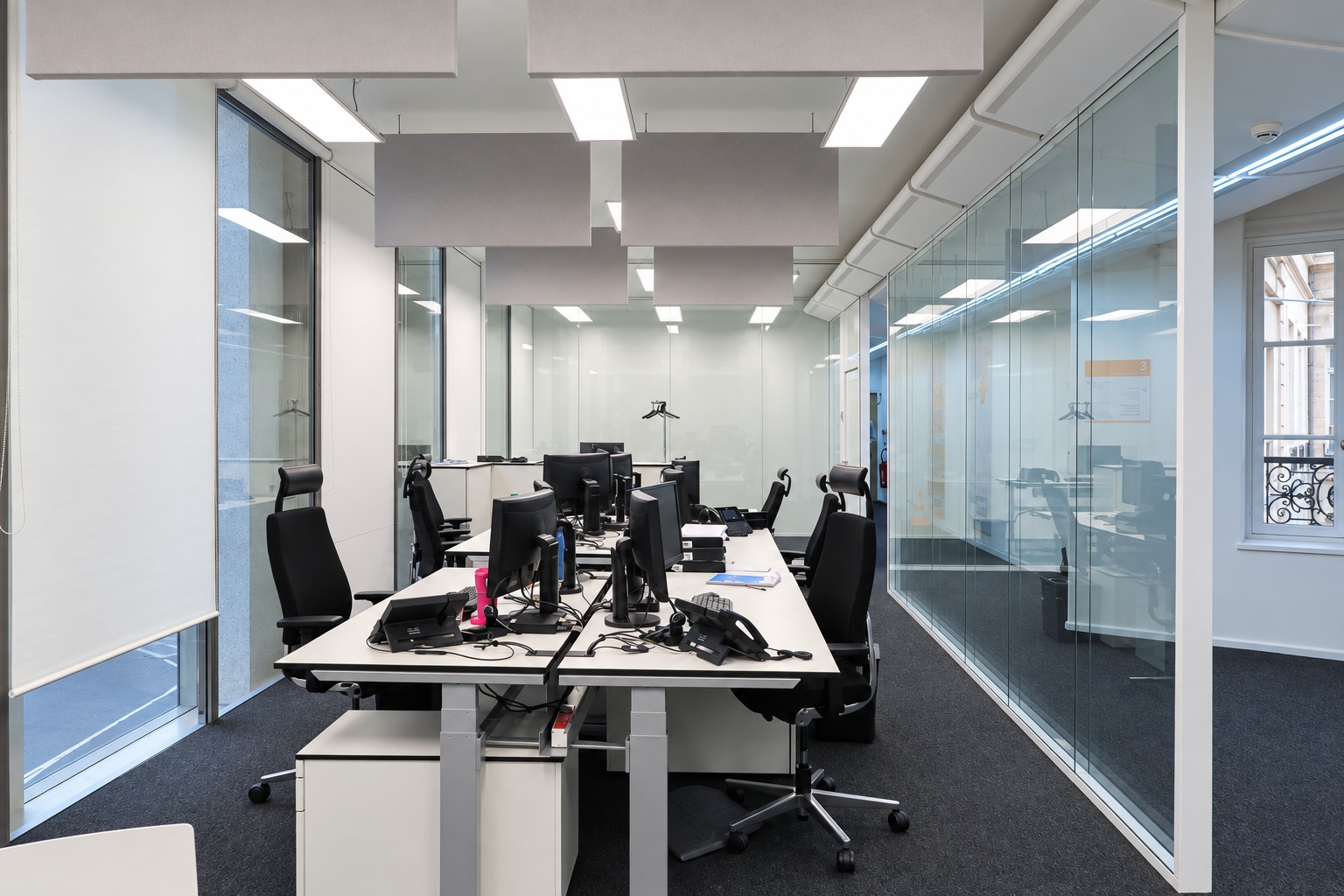 Bureaux associant des cloisons vitrées et des parties pleines