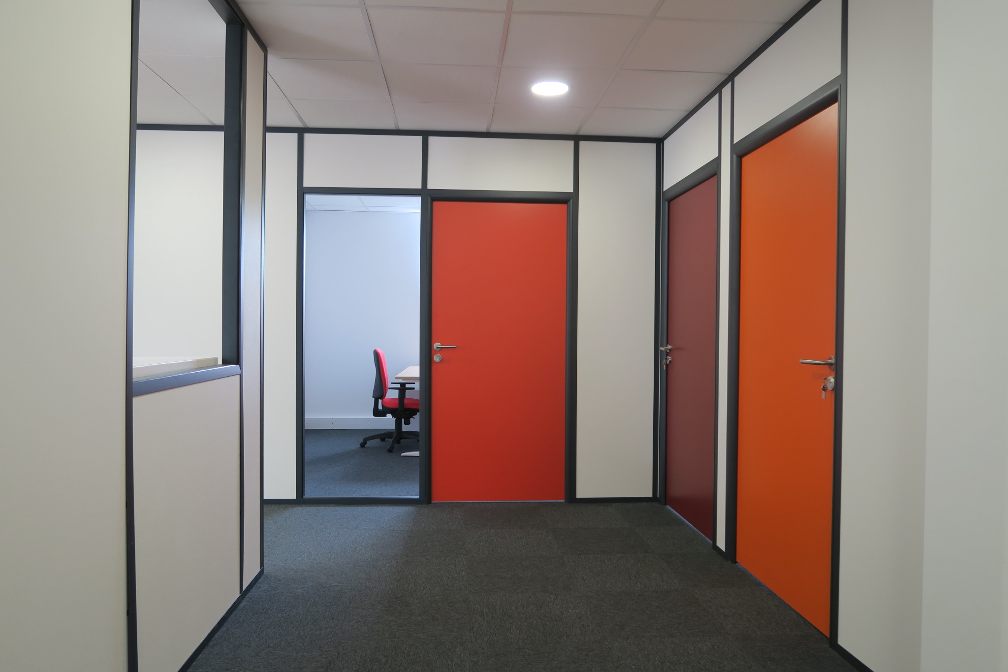 Cloisons amovibles pleines et vitrées avec portes orange