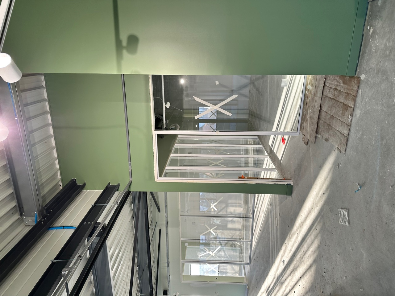 ITQ Security à Serris — Cloisons vitrées et peintures