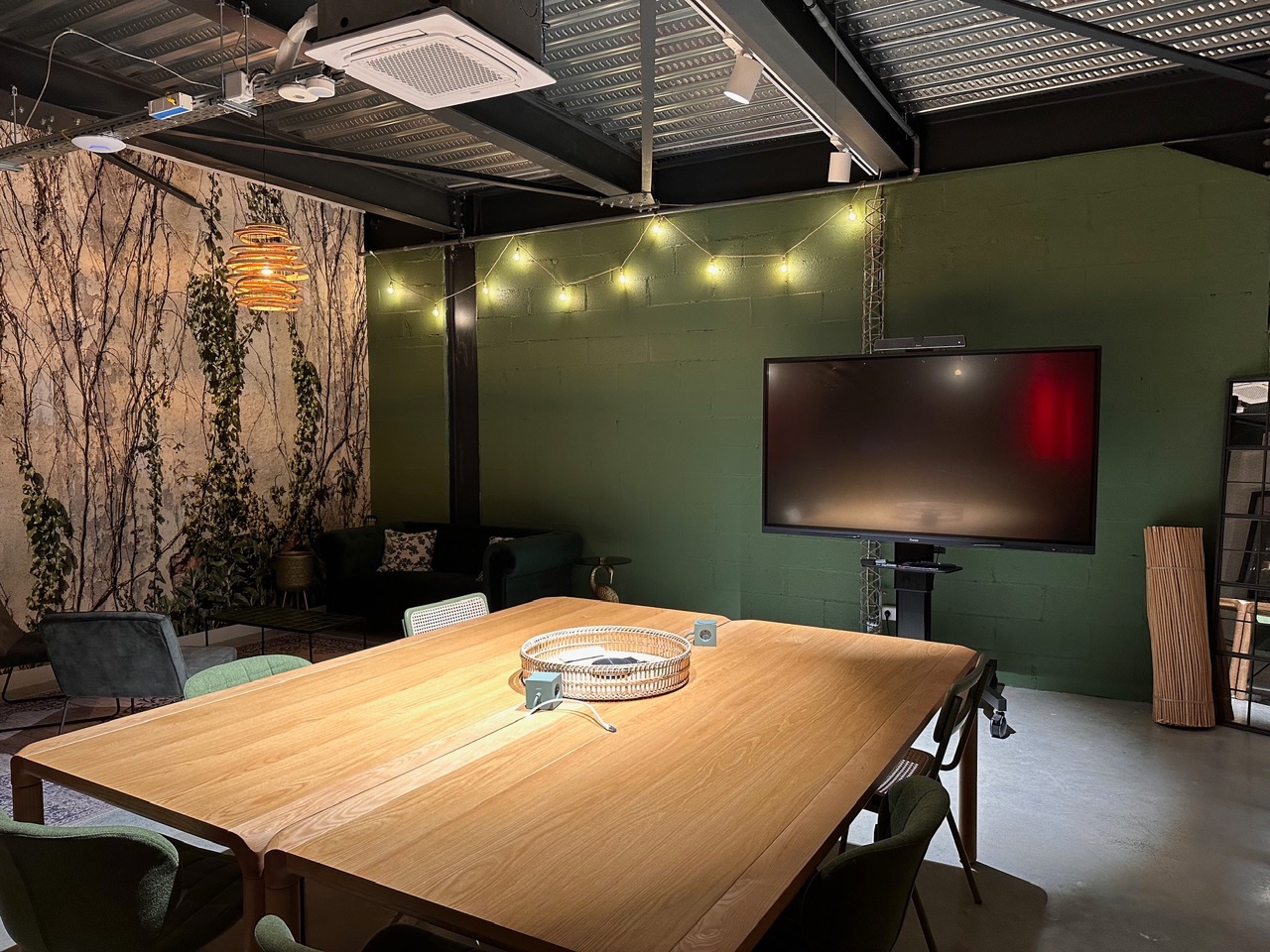 ITQ Security à Serris — Espace de réunion avec carrelage et papier peint à motif végétal