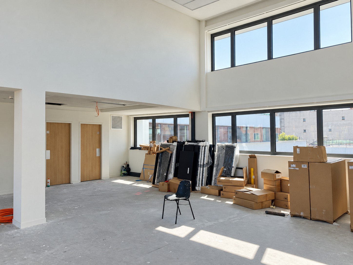 Travaux de plâtrerie en cours — bureaux de Newen Studio à Paris 15e