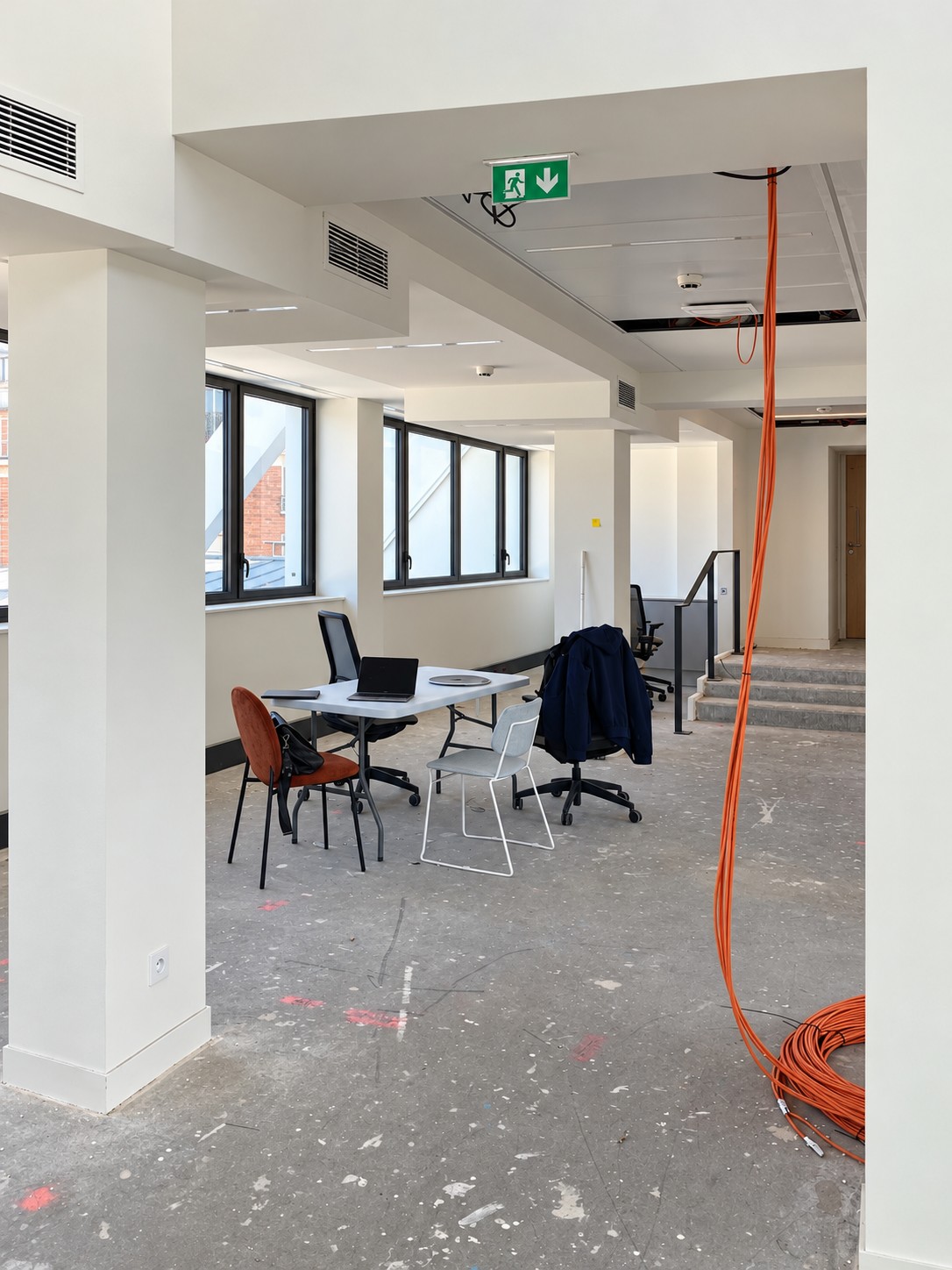 Travaux de plâtrerie en cours — bureaux de Newen Studio à Paris 15e