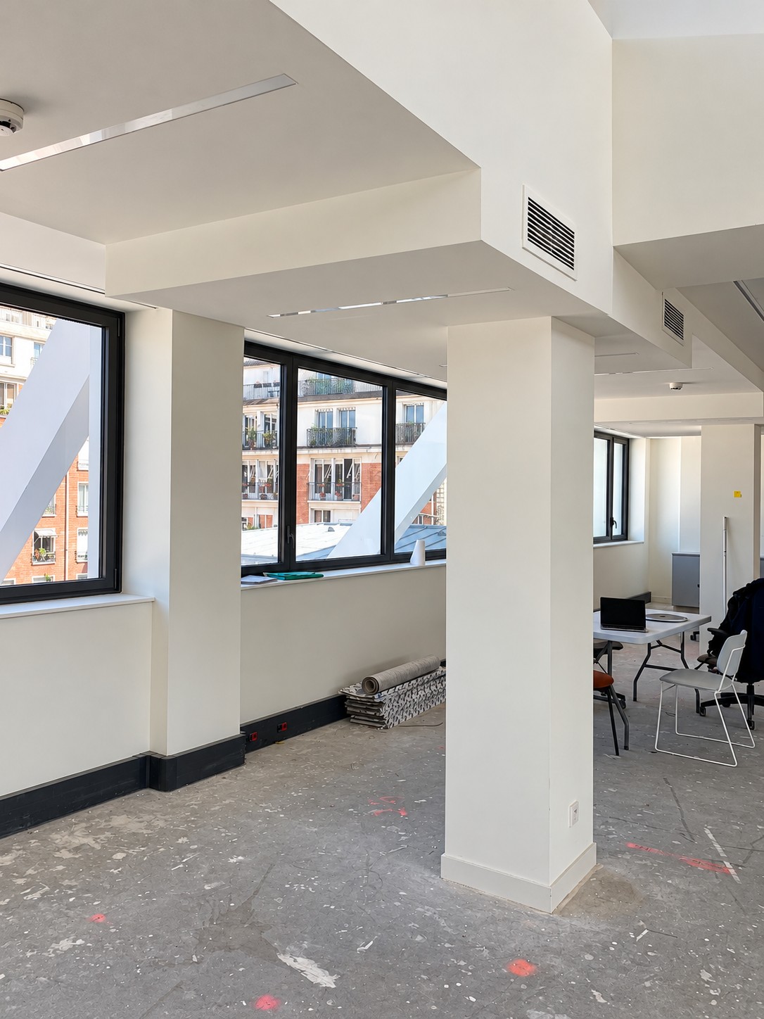 Travaux de plâtrerie en cours — bureaux de Newen Studio à Paris 15e