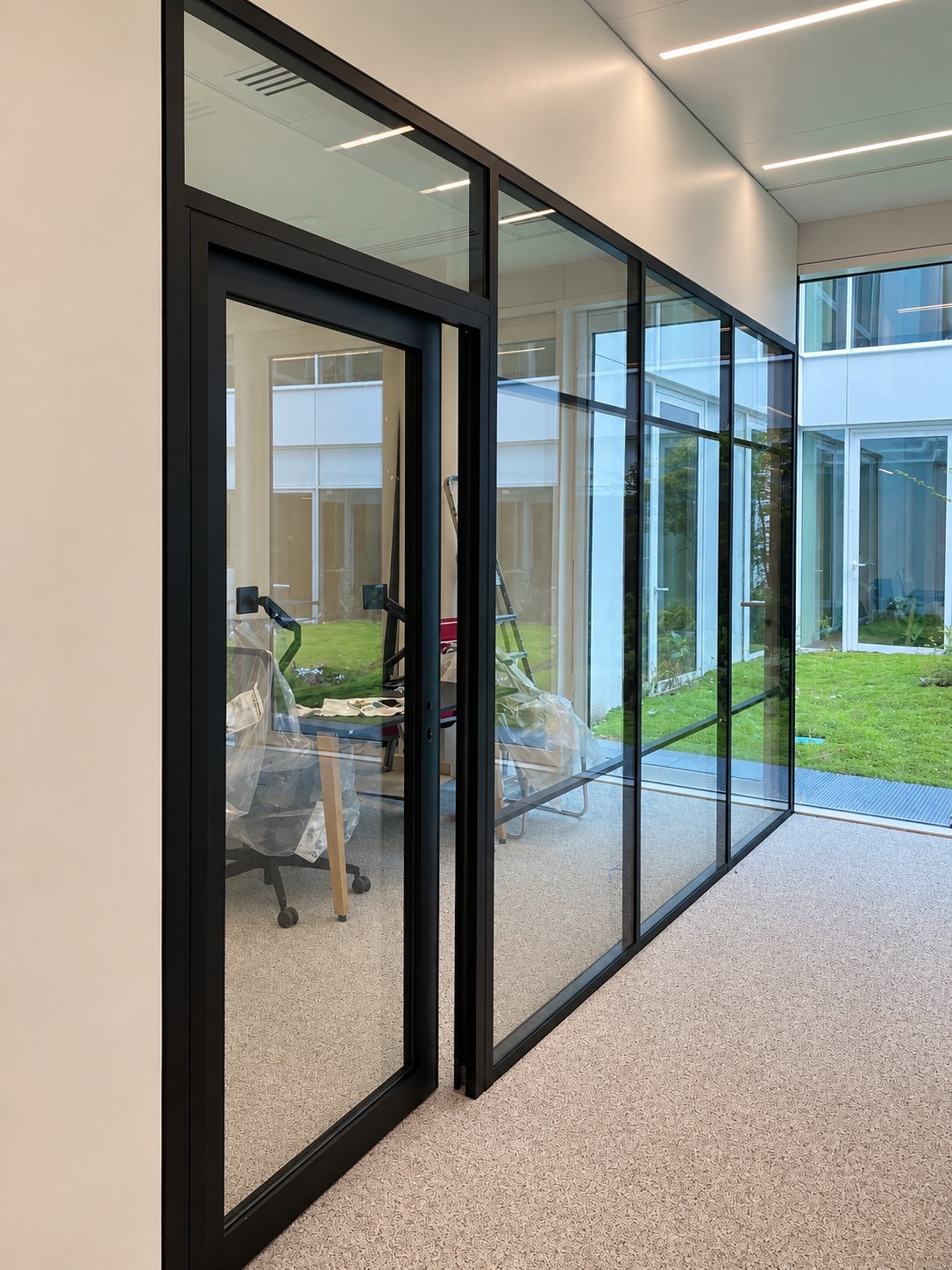 Cloisons amovibles vitrées — bureaux de Newen Studio à Paris 15e
