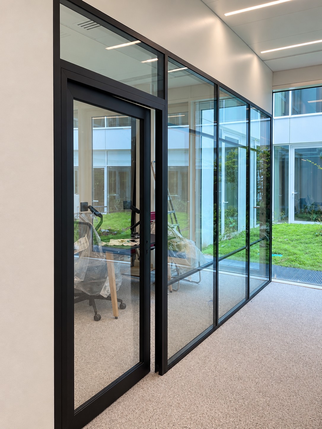 Cloisons amovibles vitrées — bureaux de Newen Studio à Paris 15e