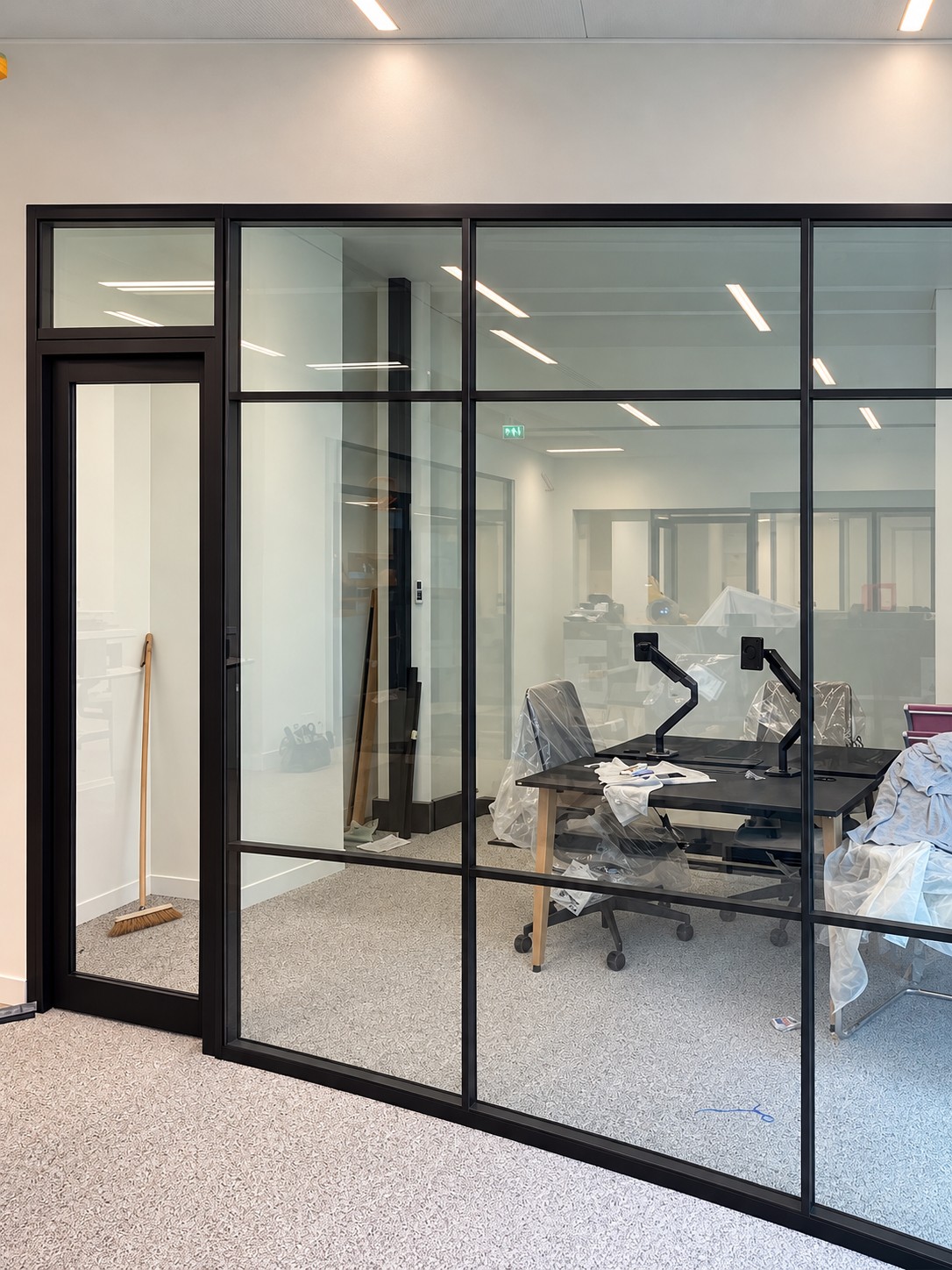 Cloisons amovibles vitrées — bureaux de Newen Studio à Paris 15e