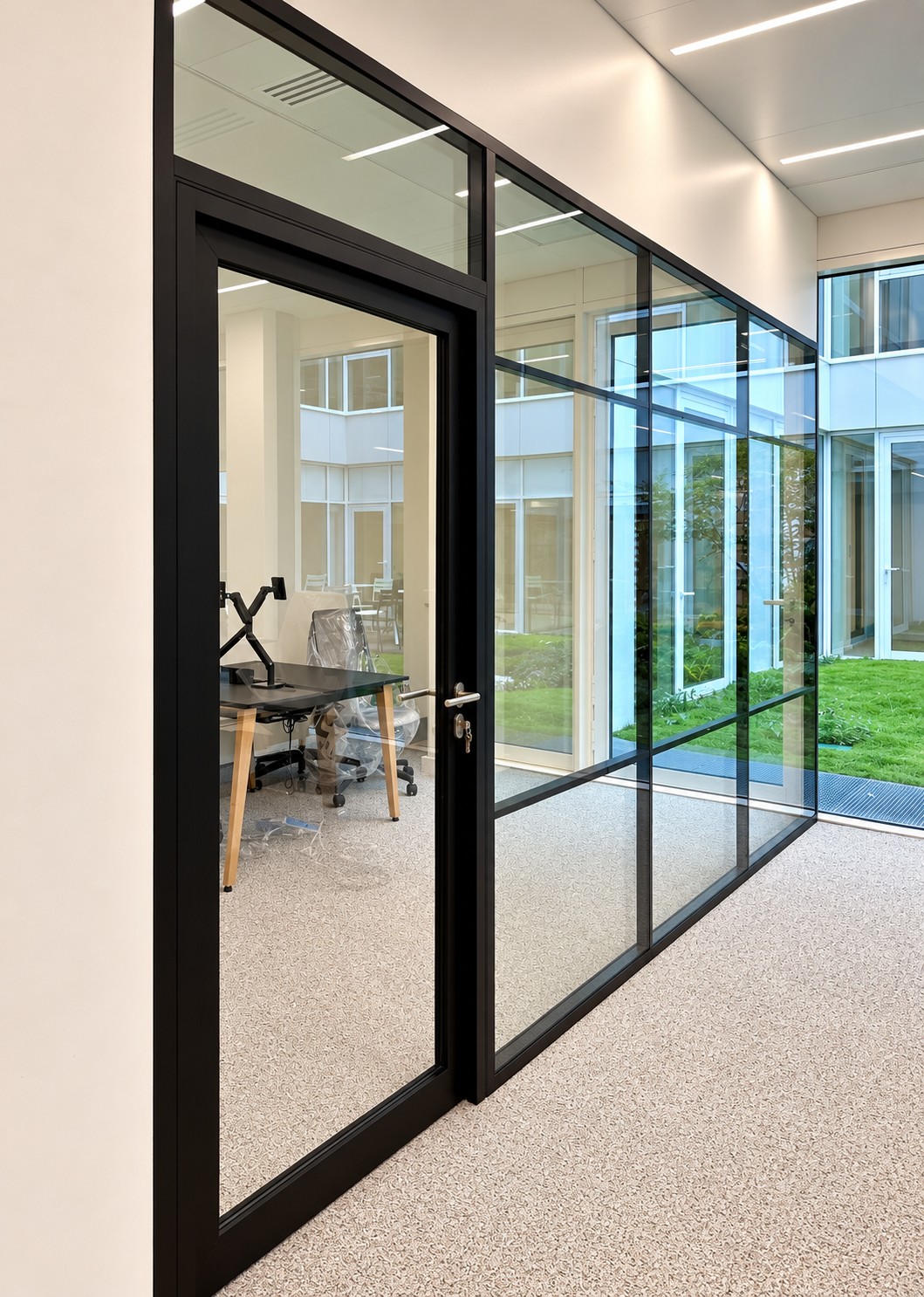 Cloisons amovibles vitrées — bureaux de Newen Studio à Paris 15e