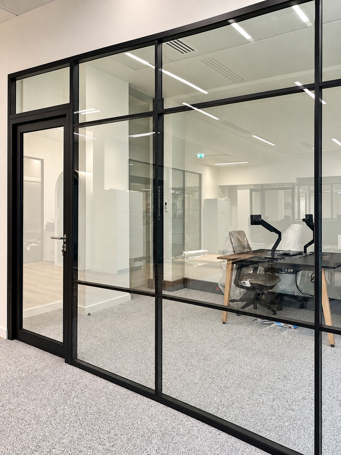 Cloisons amovibles vitrées — bureaux de Newen Studio à Paris 15e