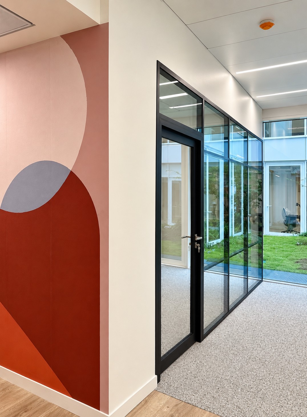 Cloisons amovibles vitrées — bureaux de Newen Studio à Paris 15e