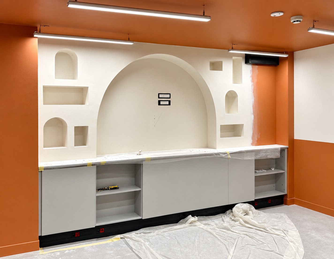 Travaux de plâtrerie en cours — bureaux de Newen Studio à Paris 15e