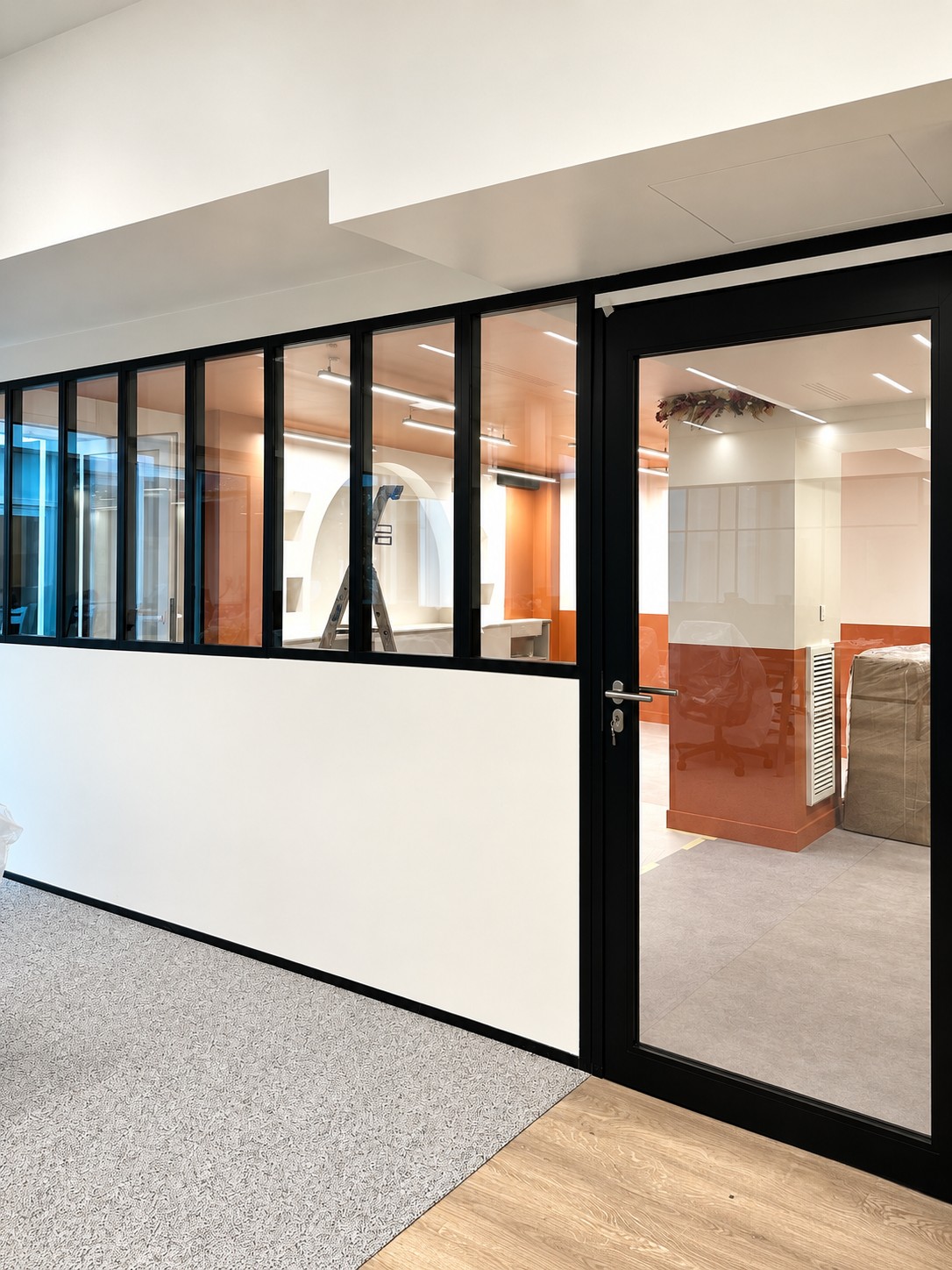 Cloisons amovibles vitrées — bureaux de Newen Studio à Paris 15e
