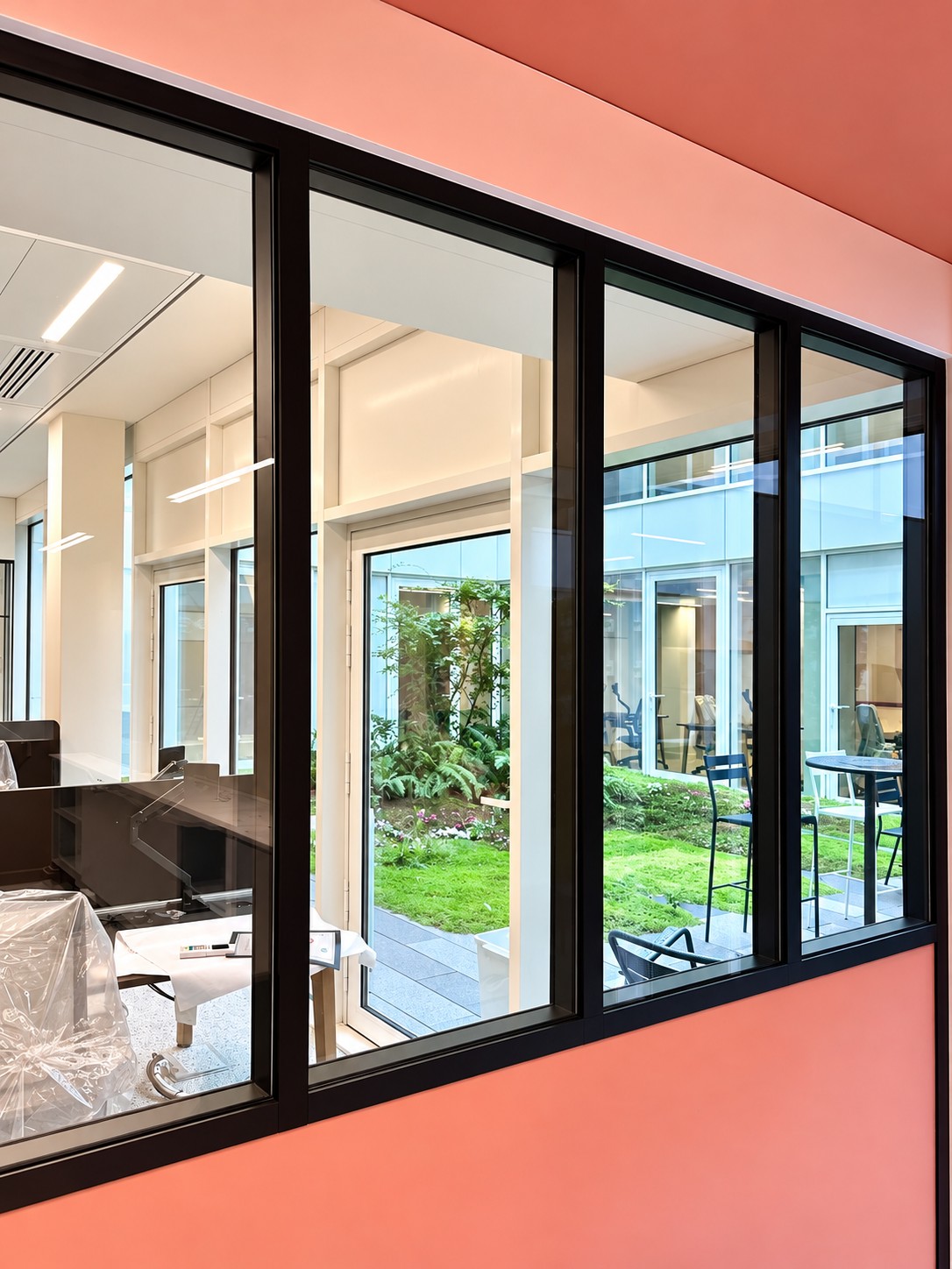 Cloisons amovibles vitrées — bureaux de Newen Studio à Paris 15e