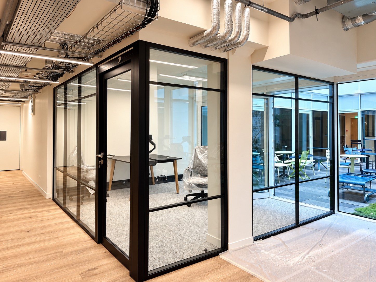 Cloisons amovibles vitrées — bureaux de Newen Studio à Paris 15e