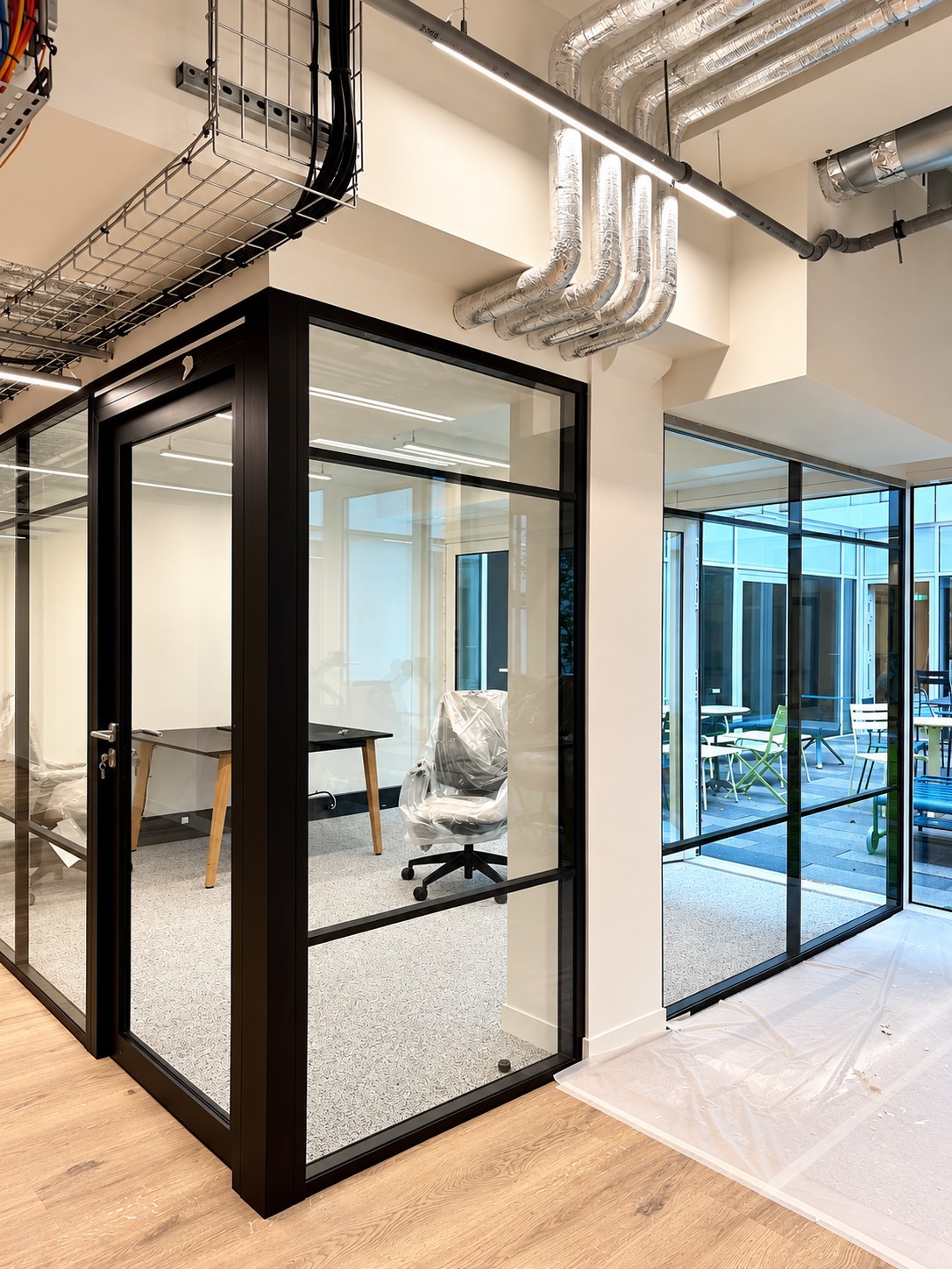 Cloisons amovibles vitrées — bureaux de Newen Studio à Paris 15e