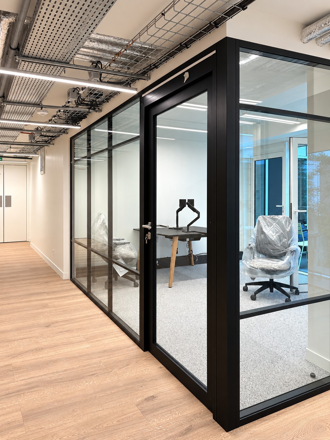 Cloisons amovibles vitrées — bureaux de Newen Studio à Paris 15e