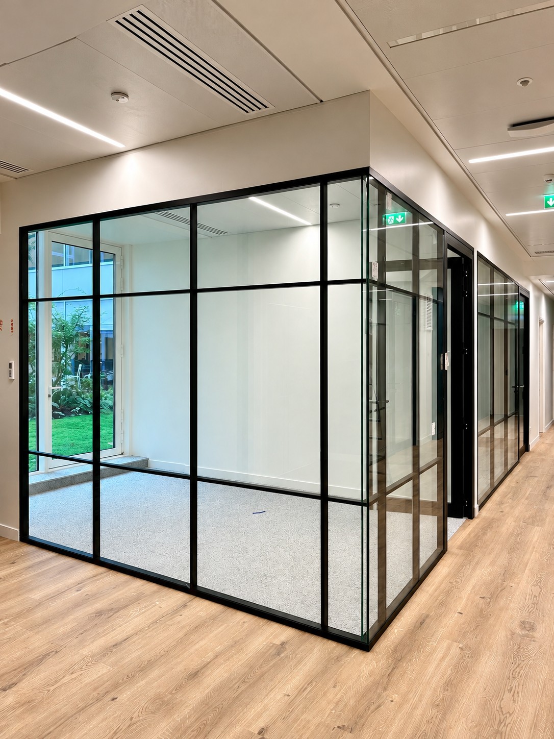 Cloisons amovibles vitrées — bureaux de Newen Studio à Paris 15e