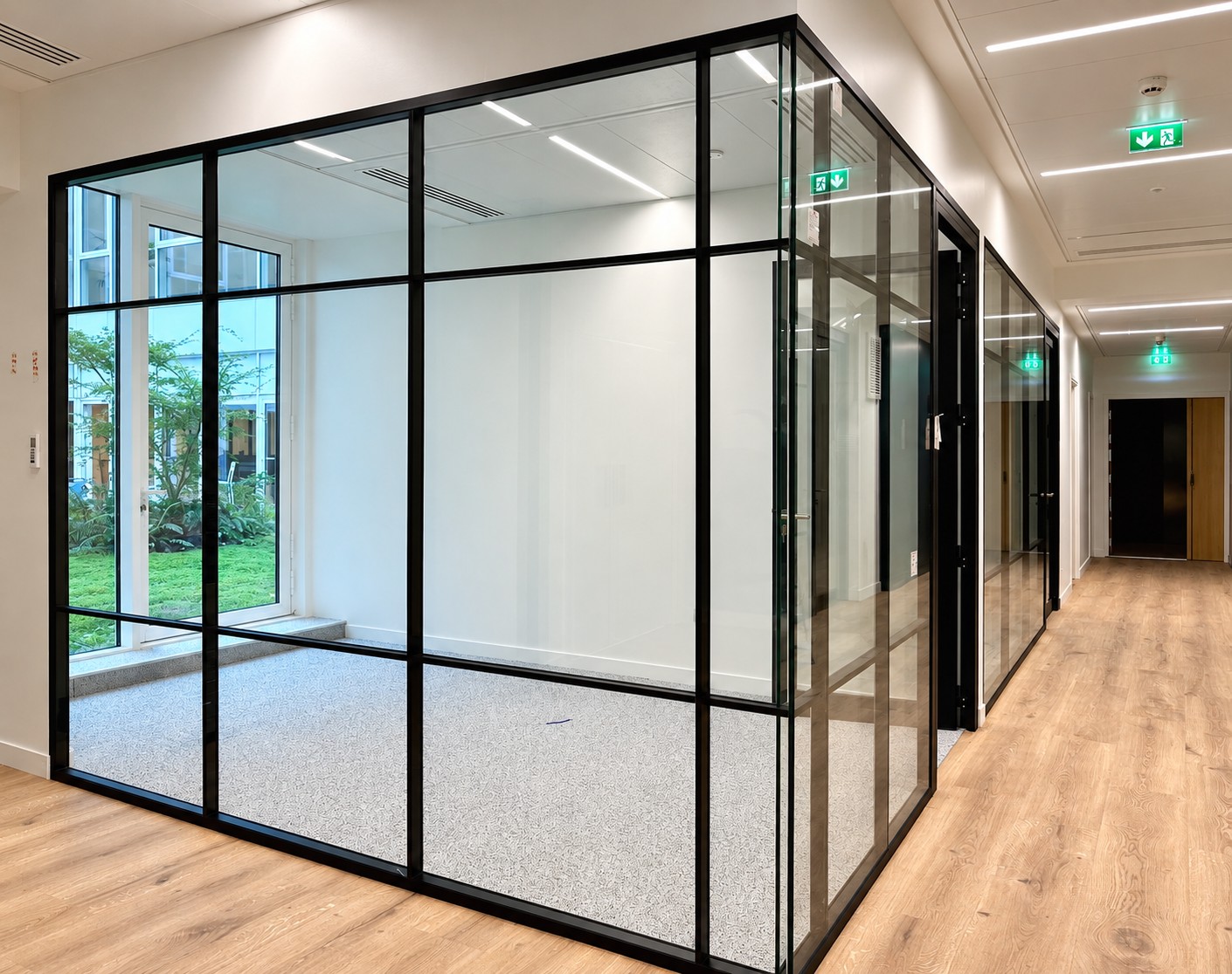 Cloisons vitrées dans les bureaux de Newen Studio à Paris 15e
