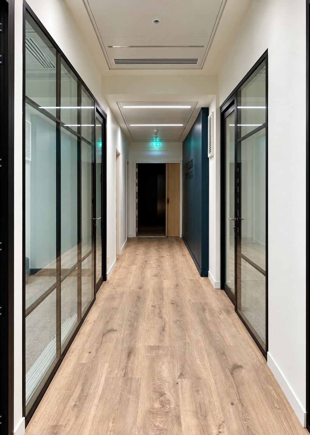 Circulation entre les bureaux vitrés — Newen Studio, Paris 15e