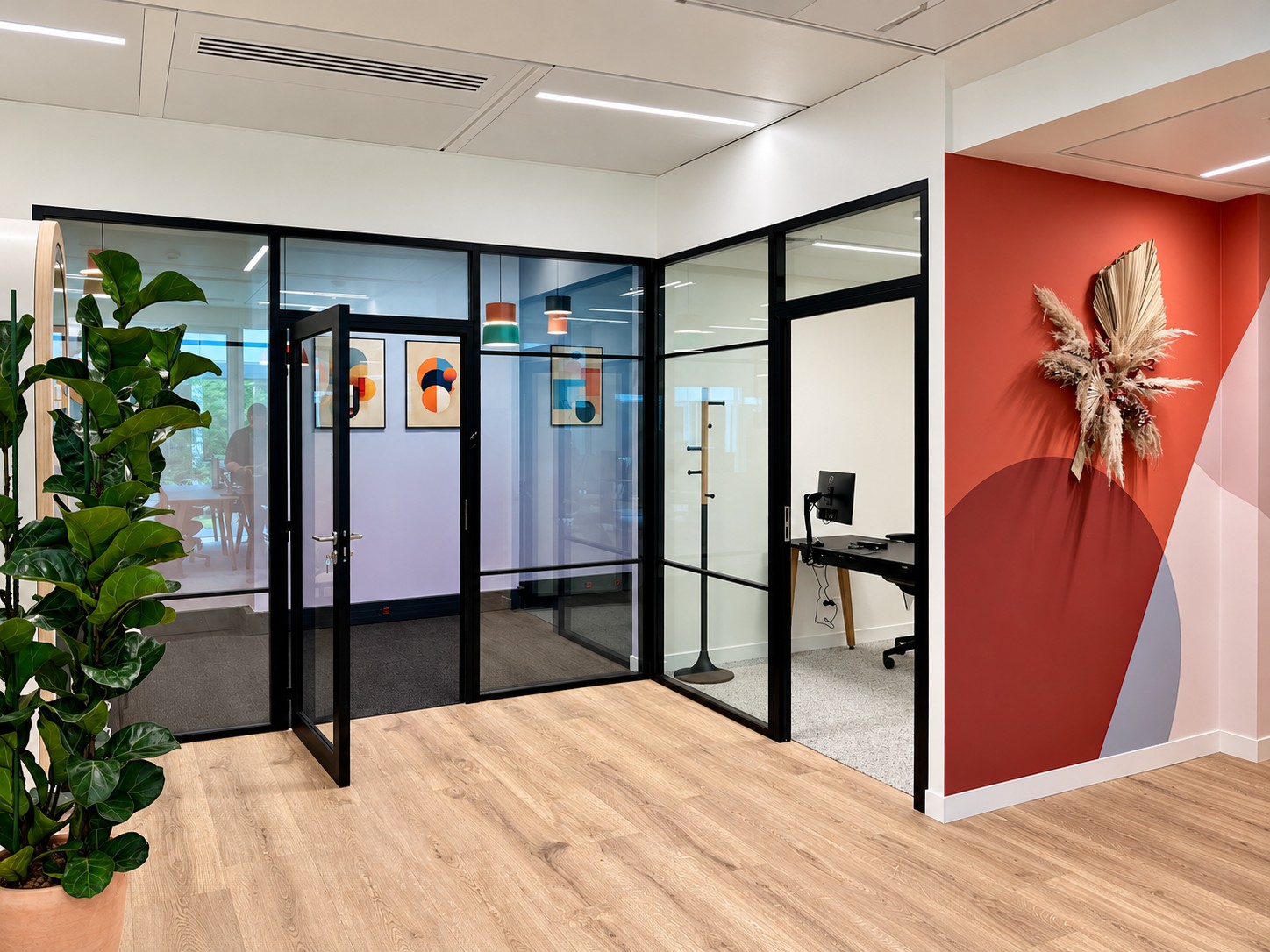Bureaux aménagés et cloisons vitrées — Newen Studio, Paris 15e