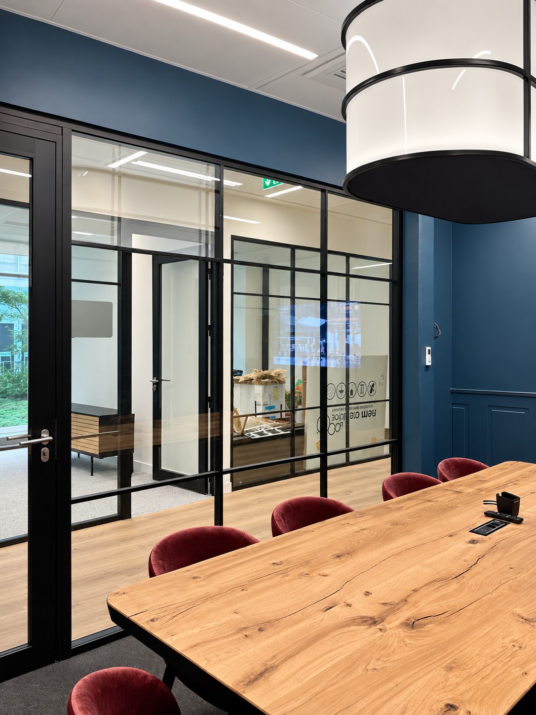 Salle de réunion et cloison vitrée — Newen Studio, Paris 15e