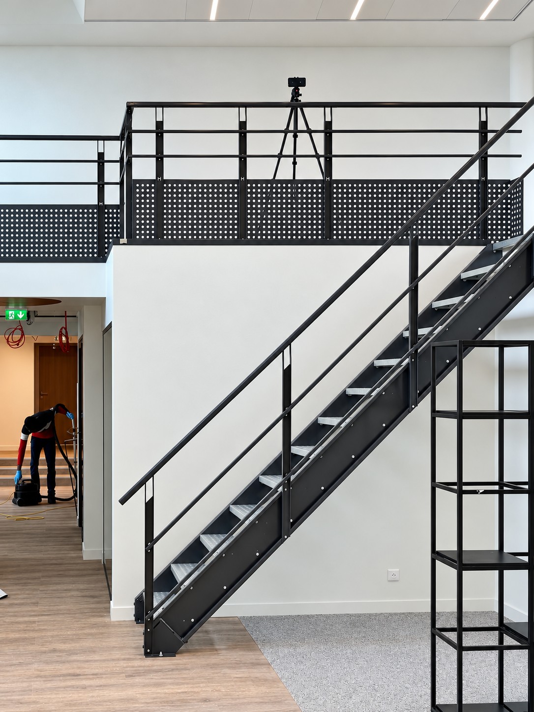 Volumes intérieurs autour de l’escalier — Newen Studio, Paris 15e