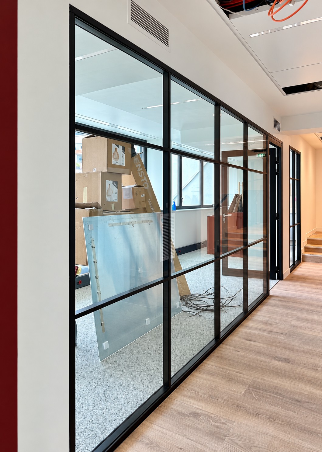 Cloisons vitrées en cours de chantier — Newen Studio, Paris 15e