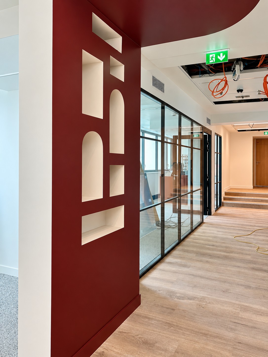 Ouvrage de plâtrerie avec niches dans la circulation — Newen Studio, Paris 15e
