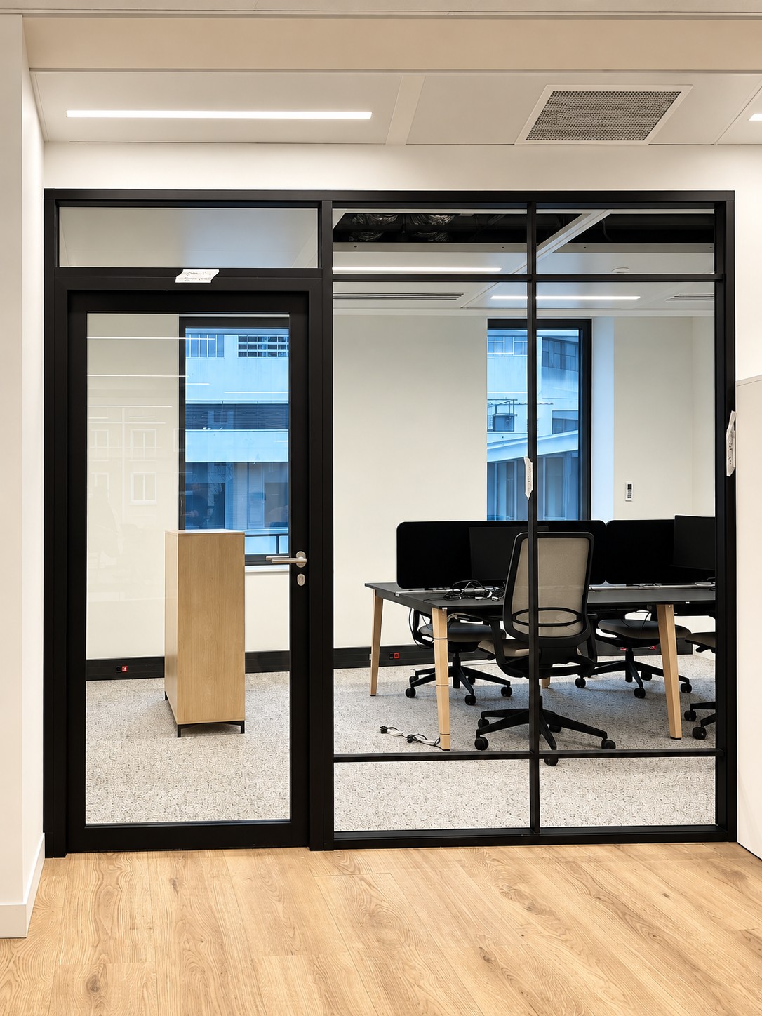 Bureau aménagé derrière une cloison vitrée — Newen Studio, Paris 15e