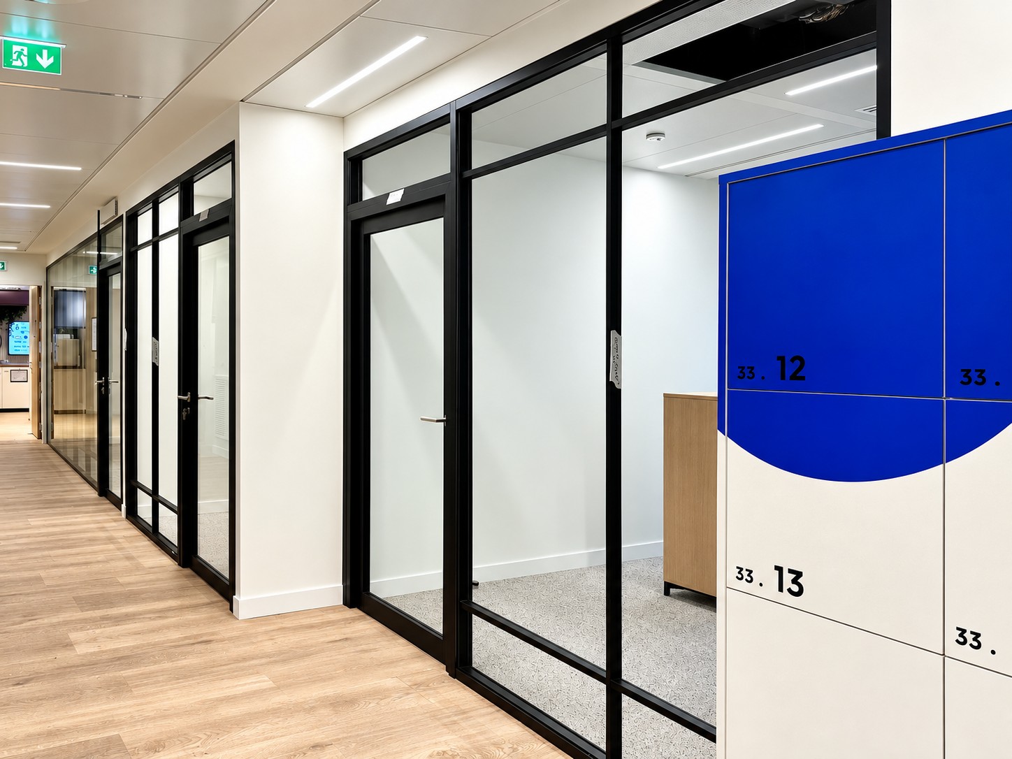 Circulation et bureaux cloisonnés — Newen Studio, Paris 15e