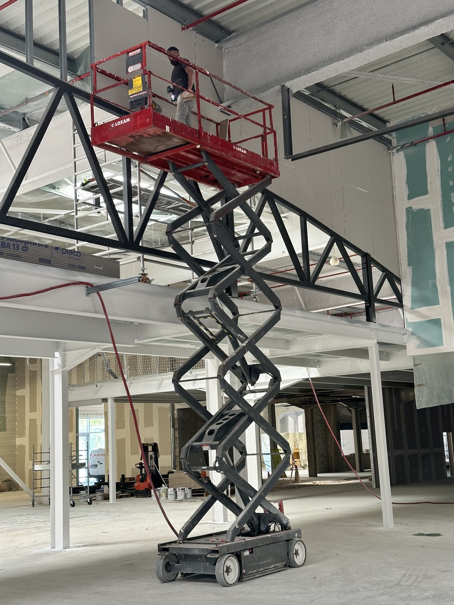 Travaux en hauteur autour de la structure métallique sur le chantier Overland à Pontault-Combault