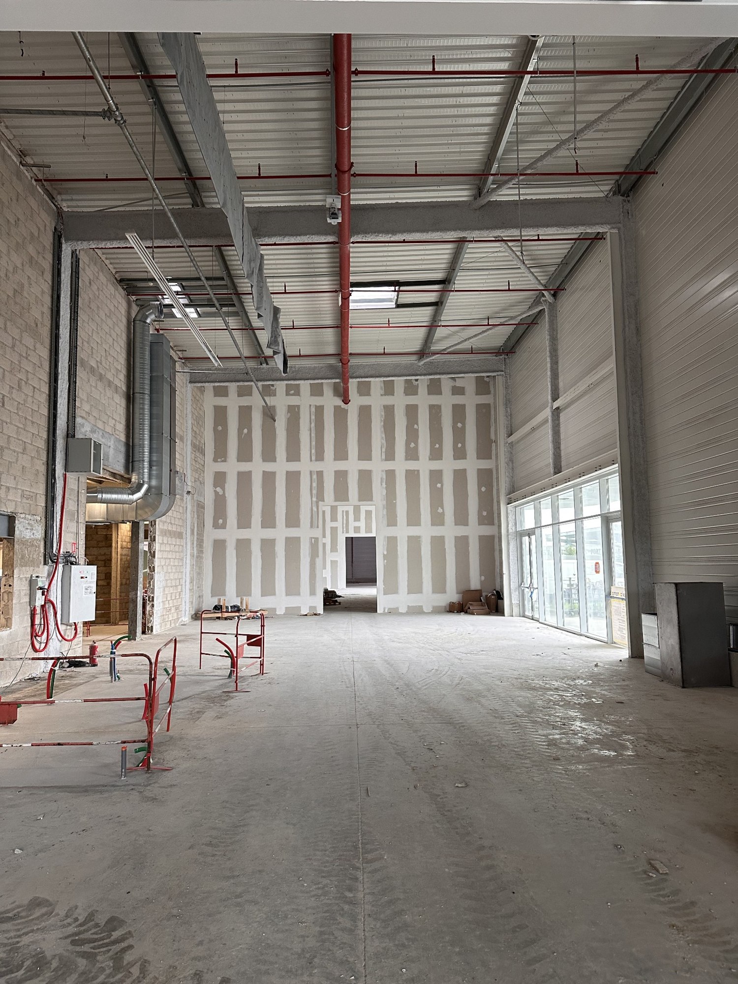 Progression des travaux dans le hangar sur le chantier Overland à Pontault-Combault