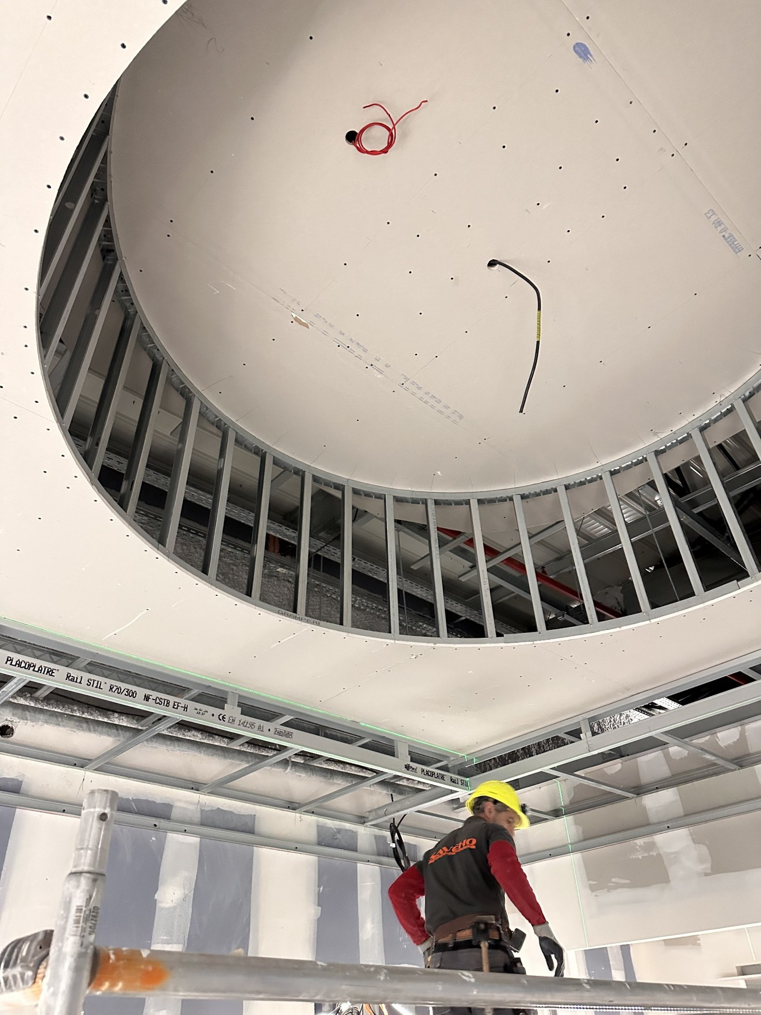 Réalisation d’un plafond circulaire sur le chantier Overland à Pontault-Combault
