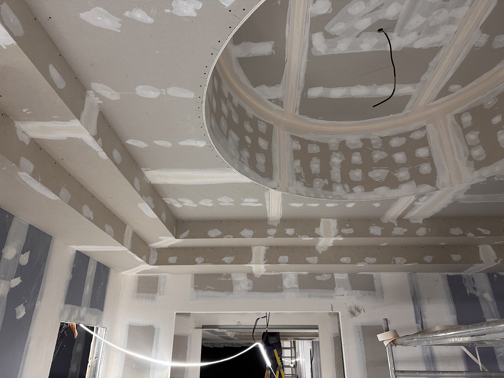 Ouvrages de plâtrerie et plafond circulaire sur le chantier Overland à Pontault-Combault