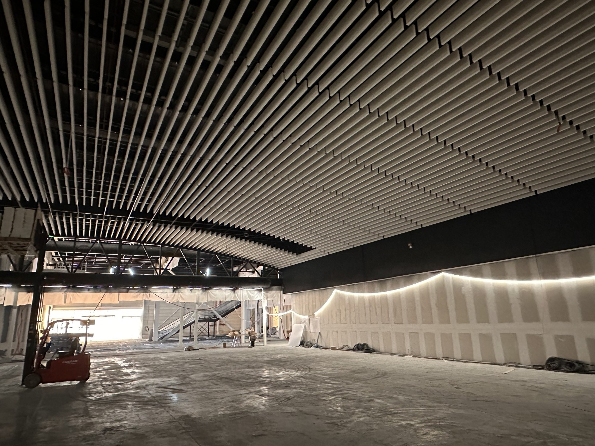 Plafond cathédrale et éléments acoustiques suspendus sur le chantier Overland à Pontault-Combault