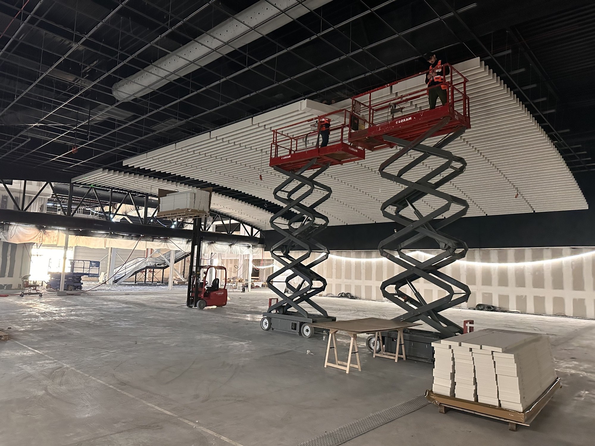 Travaux en hauteur sous le plafond cathédrale sur le chantier Overland à Pontault-Combault