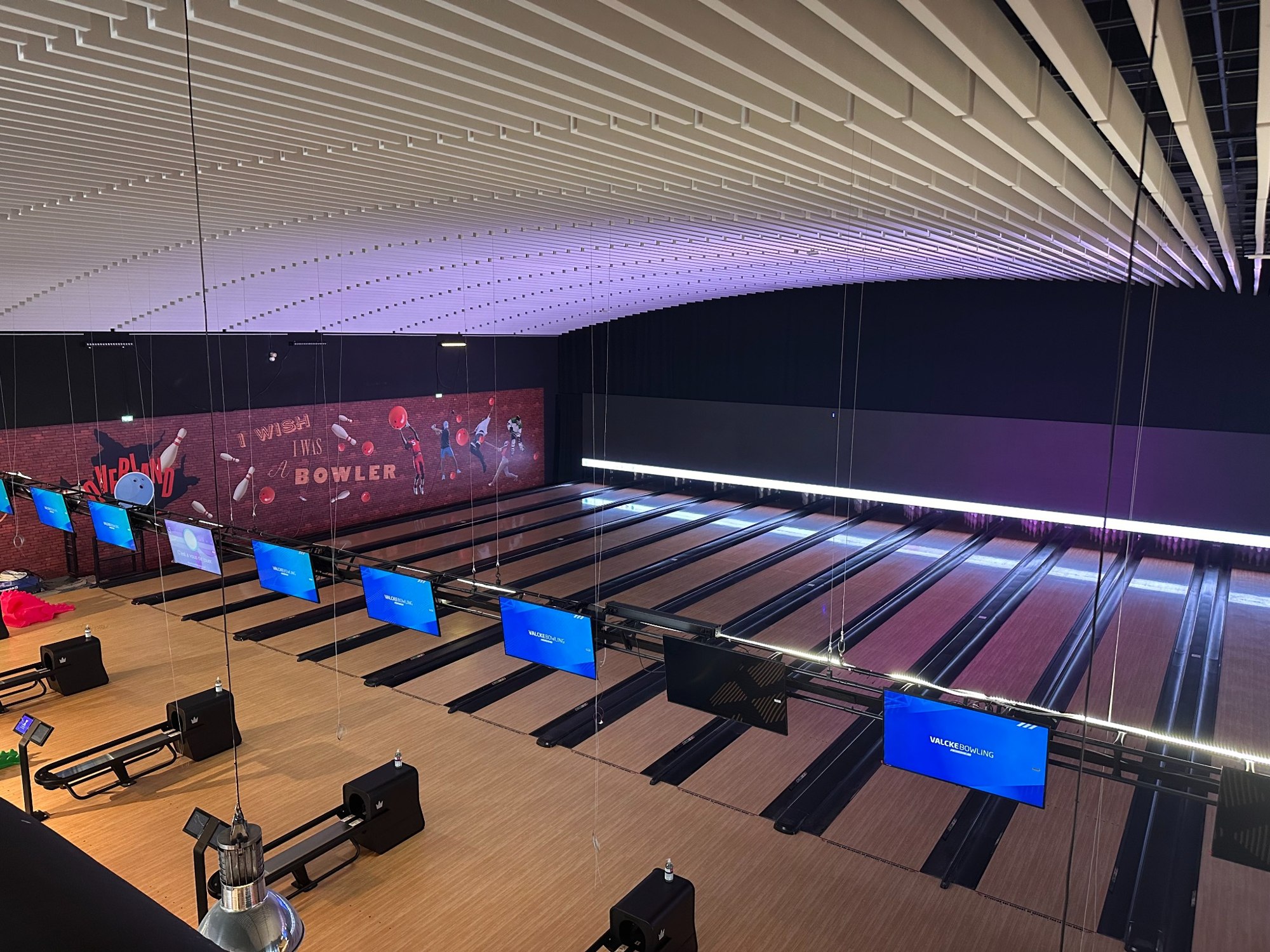 Vue des pistes de bowling et du plafond cathédrale au projet Overland à Pontault-Combault