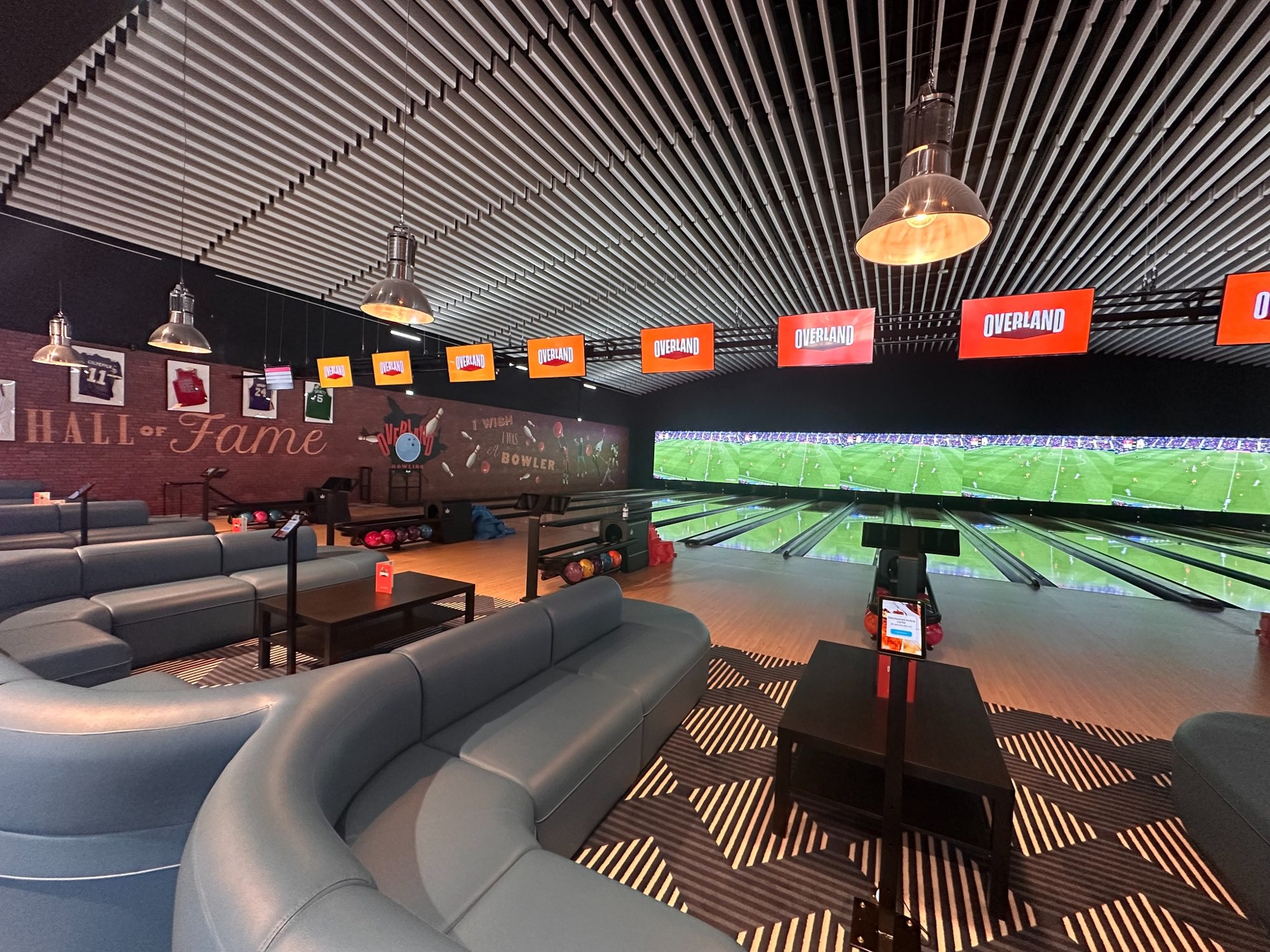 Le bowling aménagé sous le plafond acoustique au projet Overland à Pontault-Combault