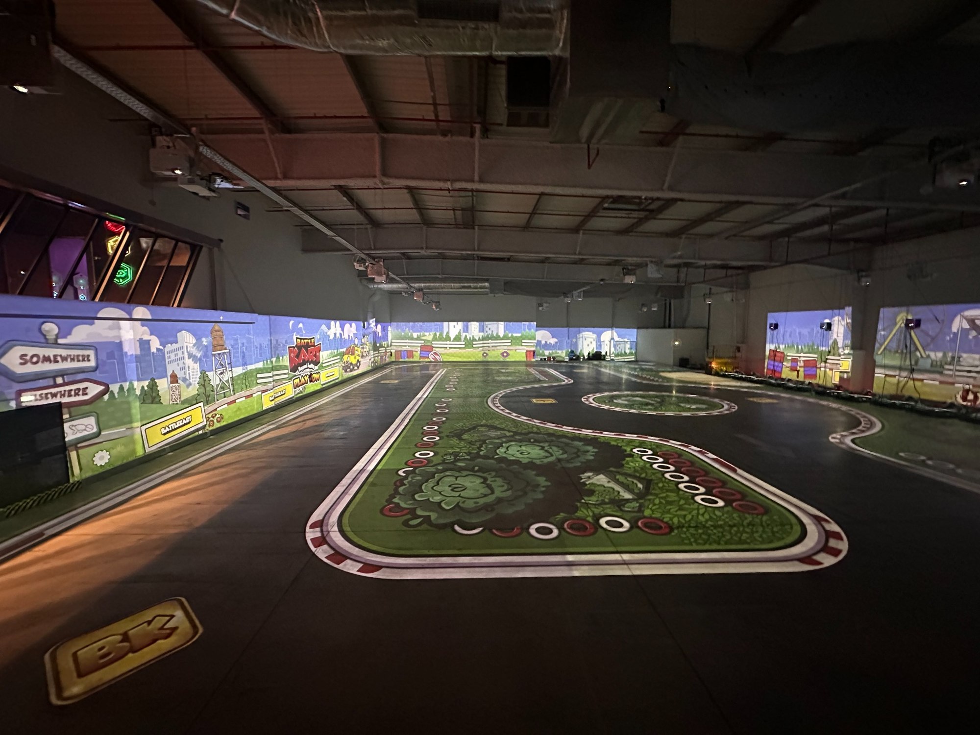 Circuit de karting intérieur avec projections visuelles au projet Overland à Pontault-Combault