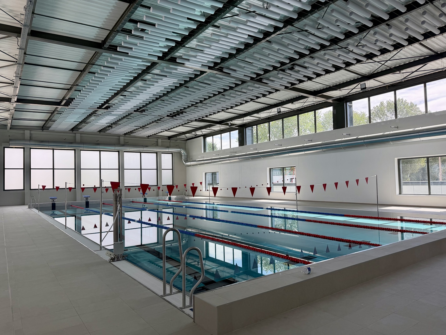 Vue d’ensemble de la piscine de l’École militaire et de ses capteurs acoustiques