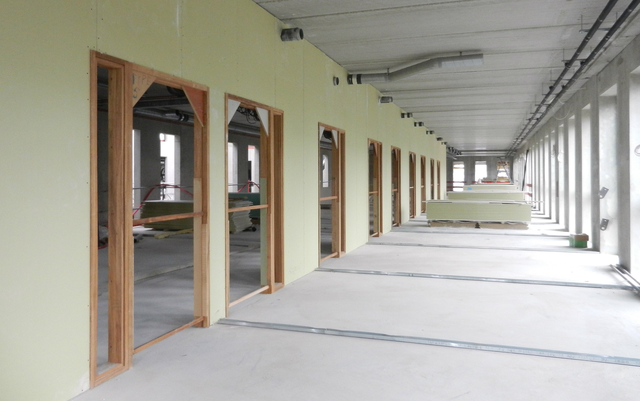 Chantier de cloisons en plaques de plâtre avec huisseries de portes