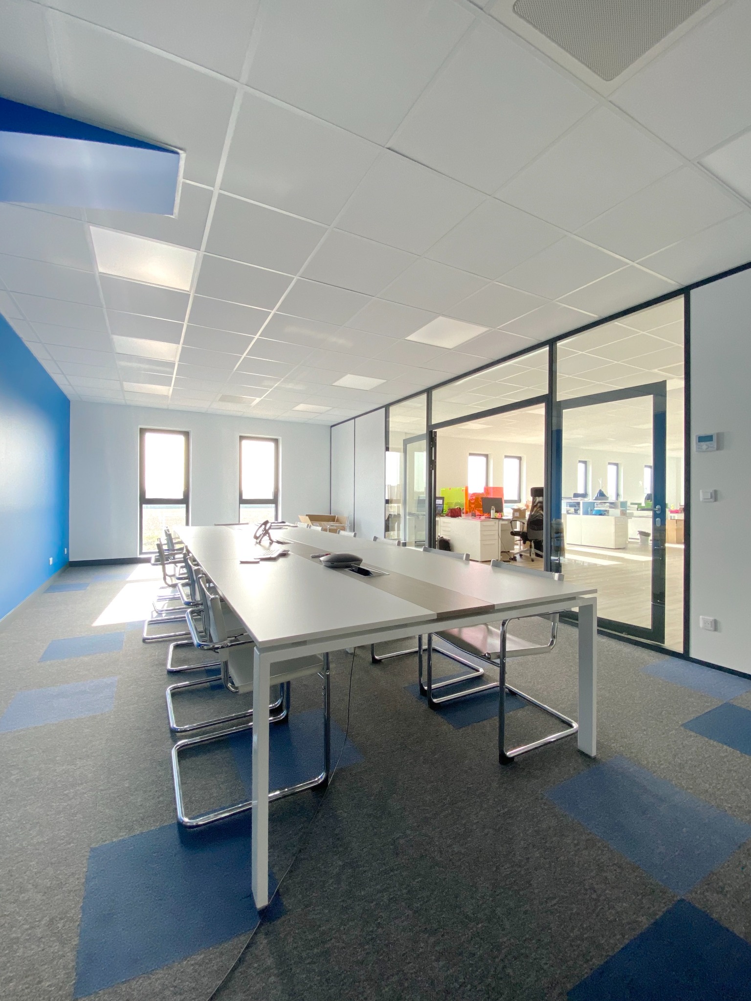 Bureaux aménagés avec cloisons vitrées et faux plafond