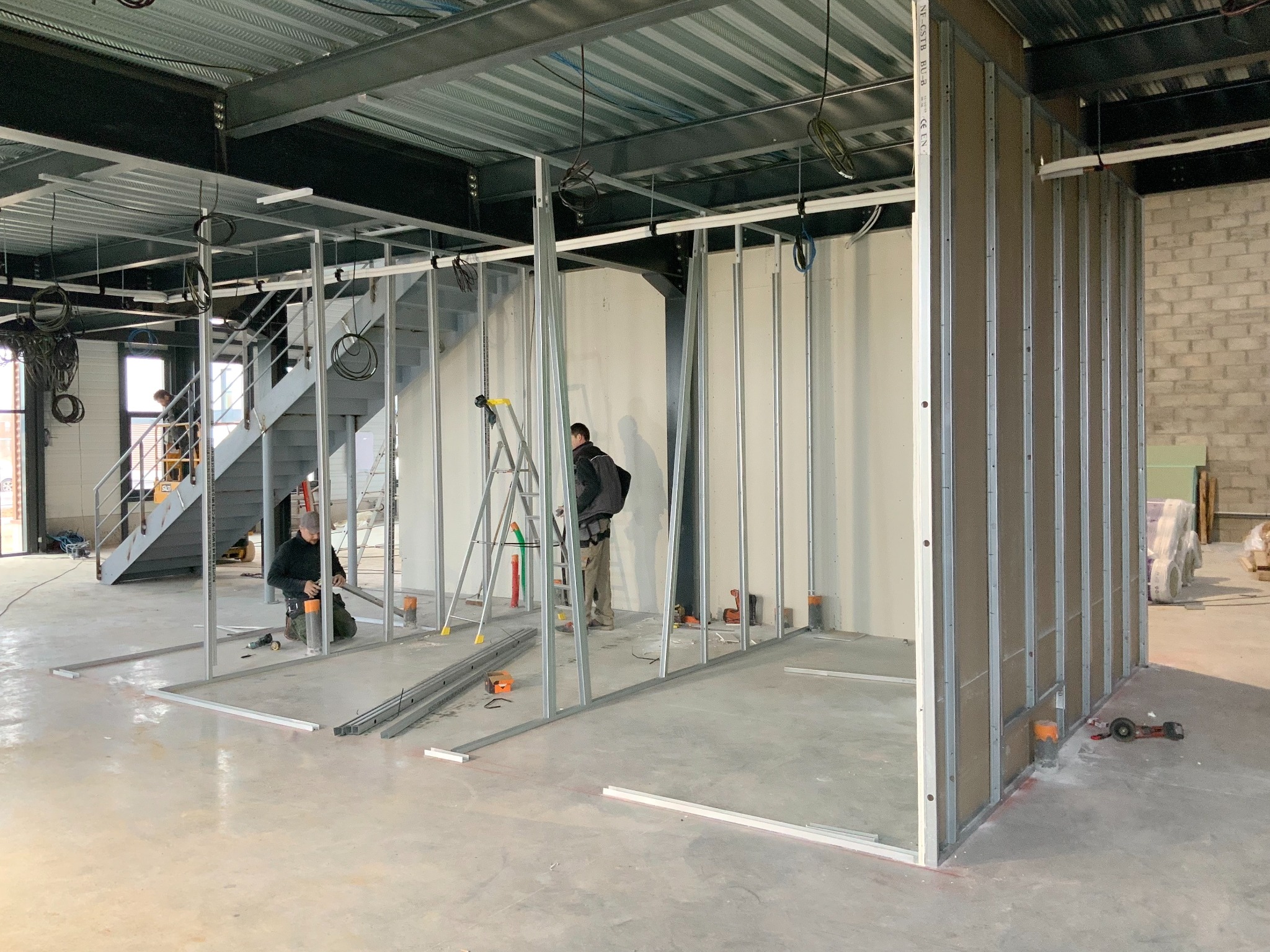 Travaux de cloisonnement dans le local Roland DG