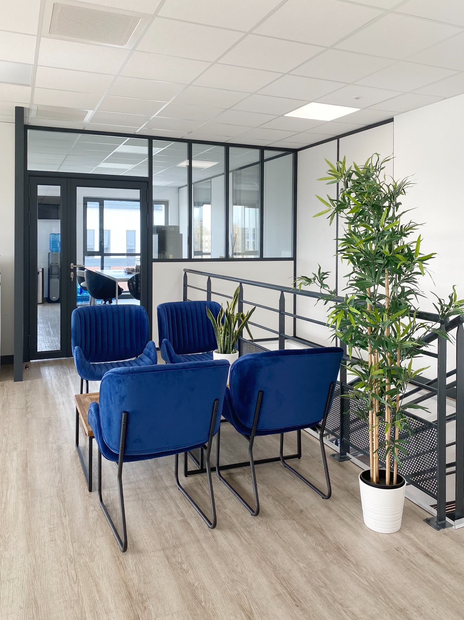 Vue de l’espace d’accueil et des bureaux vitrés après travaux