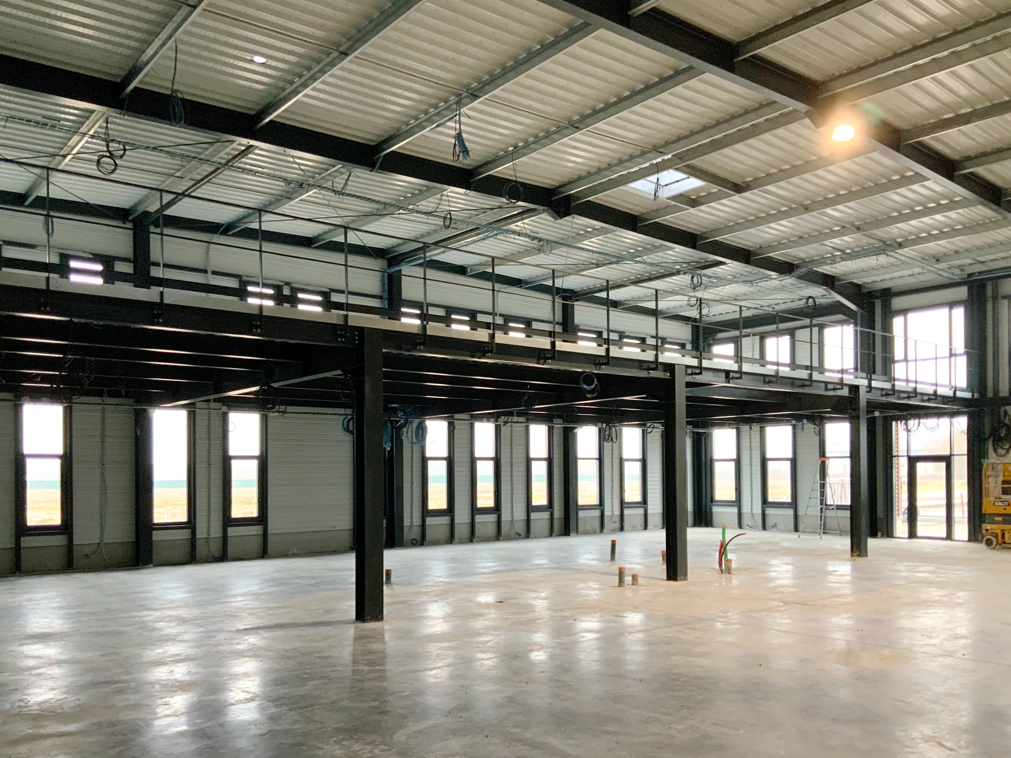 Local brut avec mezzanine avant les travaux d’aménagement