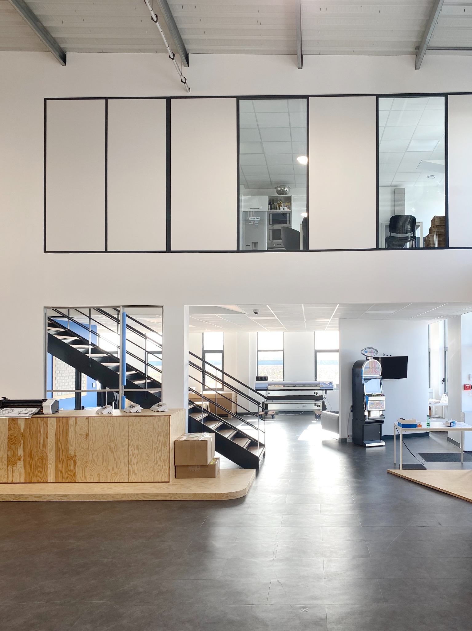 Showroom et bureaux sur mezzanine de Roland DG à Serris